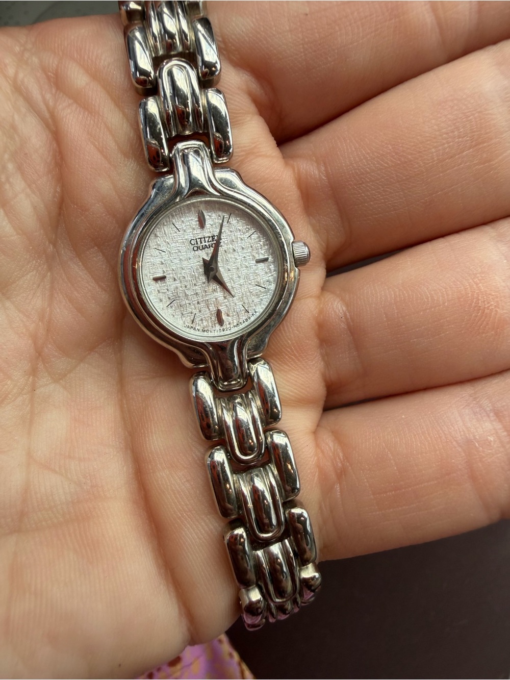 vintage silver-tone Citizen Quartz women's wristwatch featuring case and
